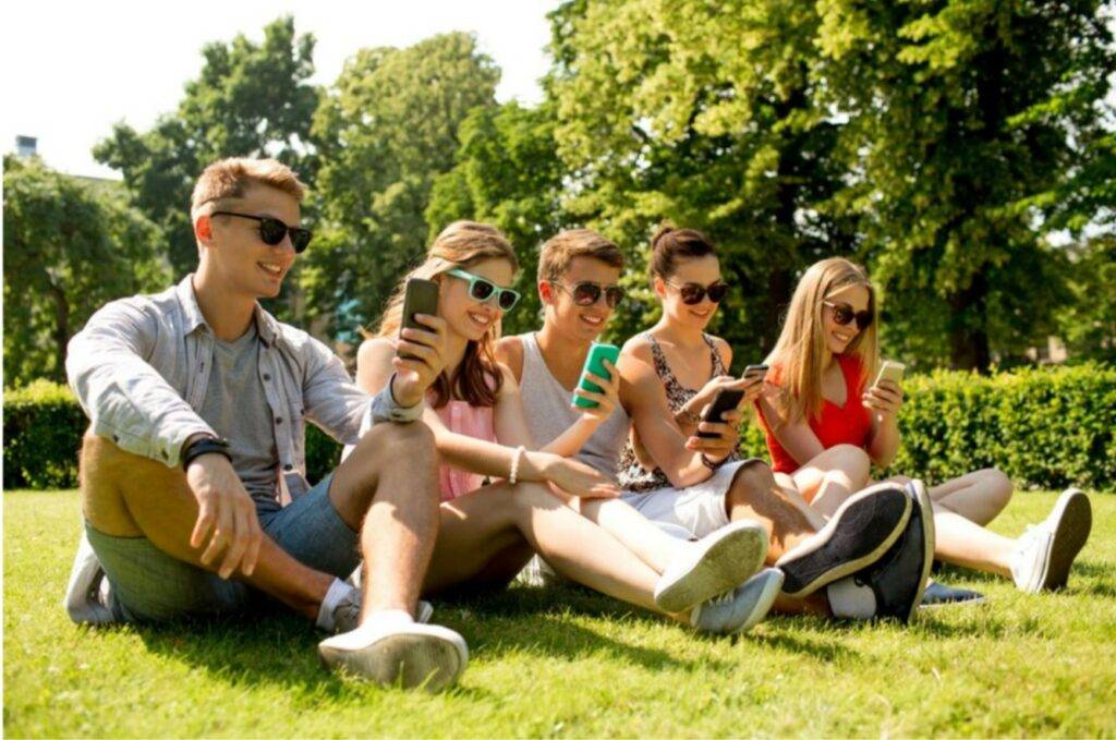 Mobile marketing using promotional bulk SMS to generate leads and engage customers through smartphones